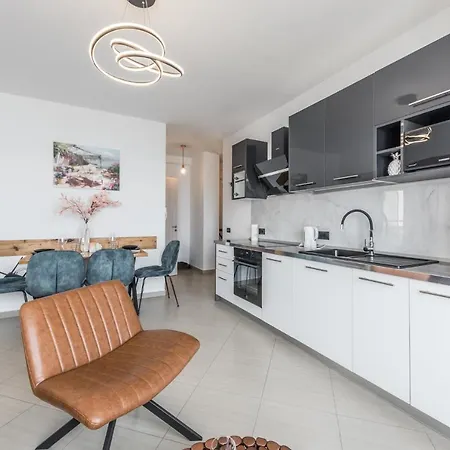 Enjoy Sunset Walks At Modern Beachside Apt شقة