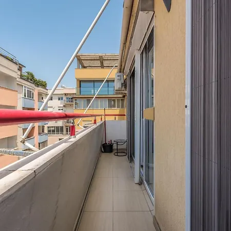 Enjoy Sunset Walks At Modern Beachside Apt
