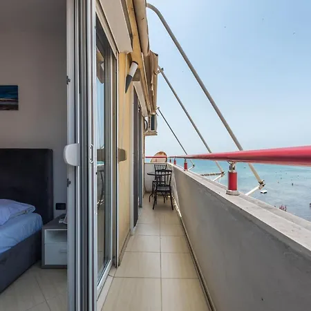 Enjoy Sunset Walks At Modern Beachside Apt *