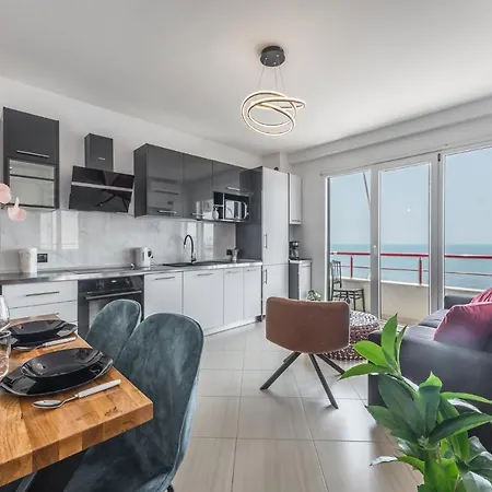 Enjoy Sunset Walks At Modern Beachside Apt *